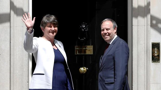Los líderes del DUP norirlandés, Arlene Foster y Nigel Dodds, este martes ante el Número 10 de Downing Street