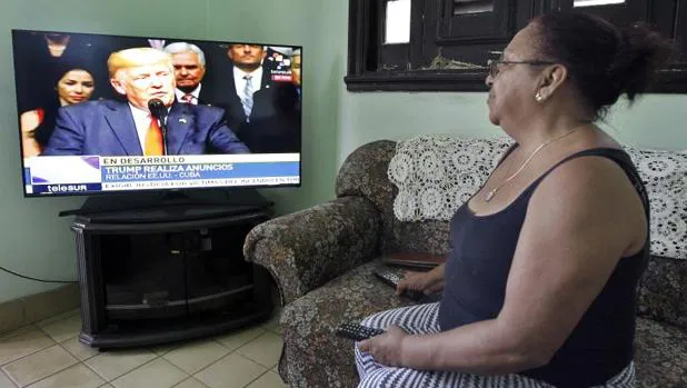 Una cubana sigue el discurso de Trump, este viernes en su casa de La Habana