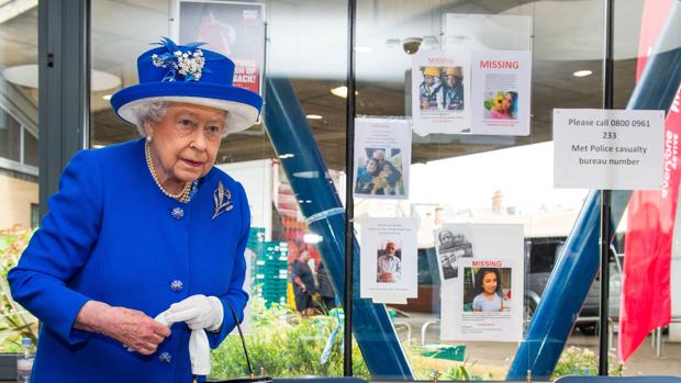 La reina Isabel visitó ayer a las víctimas del incendio de Grenfell