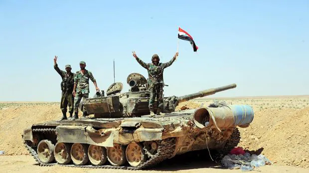 Varios oficiales del Ejército sirio en su carro de combate después de una operación en Al Badia de Palmya