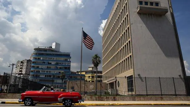 Un vehículo antiguo pasa junto a la Embajada de EE.UU. en La Habana el pasado viernes
