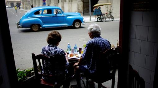 Turistas en un restaurante de La Habana