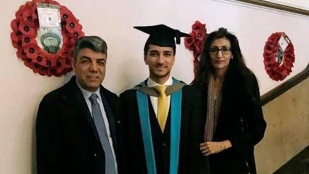 El joven Shekeb Neda junto a sus padres