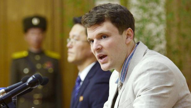 Muere el joven de EE.UU. condenado por Corea del Norte por robar un cartel de la propaganda