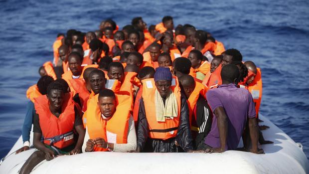 Fotografía cedida hoy, 20 de octubre de 2016, por la Crus Roja Italiana (CRI), que muestra una operación de rescate de inmigrantes en el Mar Mediterráneo