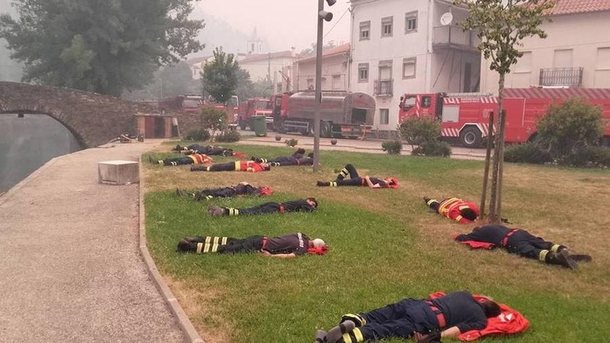 La fotografía viral que muestra el agotamiento de los bomberos de Portugal tras el incendio