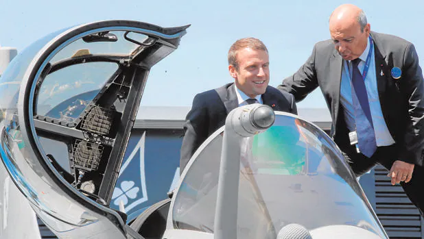 Emmanuel Macron se baja ayer de un avión Rafale en el Salón Aeronáutico de Le Bourget