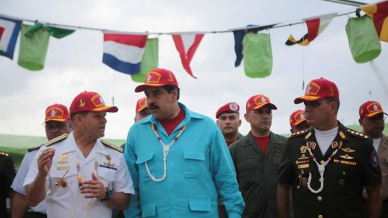 Maduro habla con militares ante la mirada de Vladimir Padrino