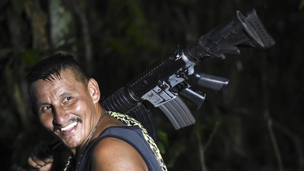 Un miembro de las FARC sujeta su ametralladora