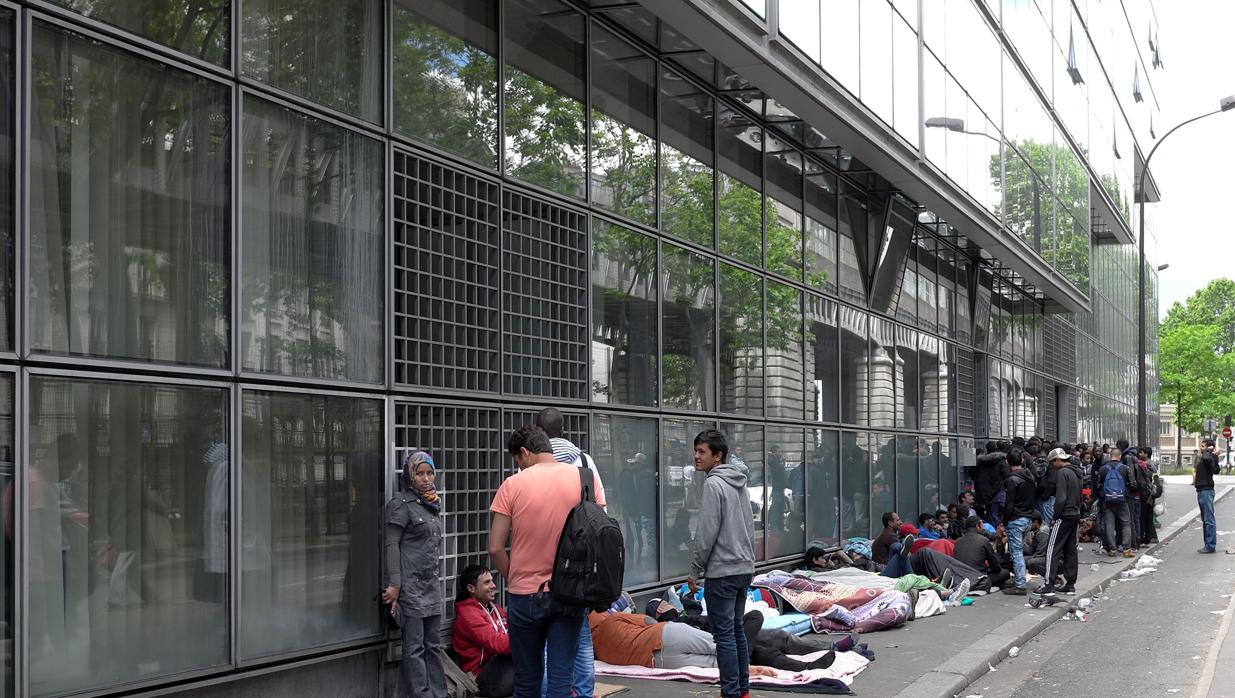 Foto de archivo de colas de refugiados ante la Oficina de Protección del Refugiado en París