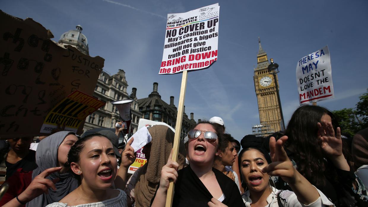 La tragedia en el edificio de apartamentos Grenfell Tower ha generado una ola de protestas contra el Gobierno de May