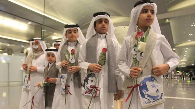 Un grupo de niños qataríes en el aeropuerto de Doha