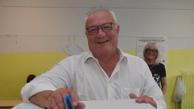 Gianni Crivello vota en la ciudad de Génova