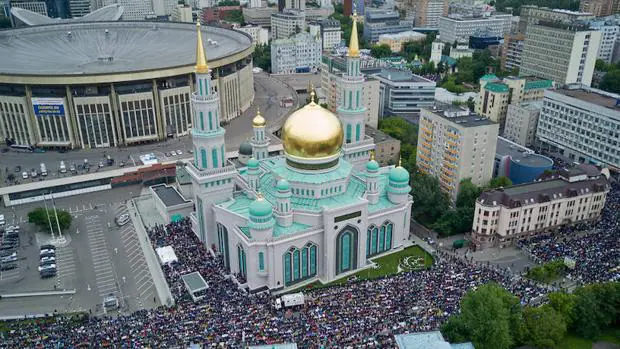 Miles de fieles se congregaron en la Gran Mezquita de Moscú