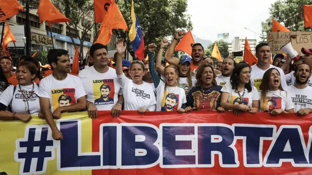Lilian Tintori (c), esposa del líder opositor Leopoldo López, participa en una manifestación