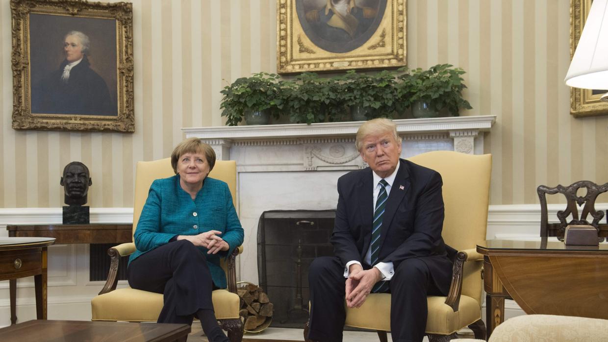 Incómoda escena en el Despacho Oval entre ambos mandatarios durante la primera visita de Merkel en marzo