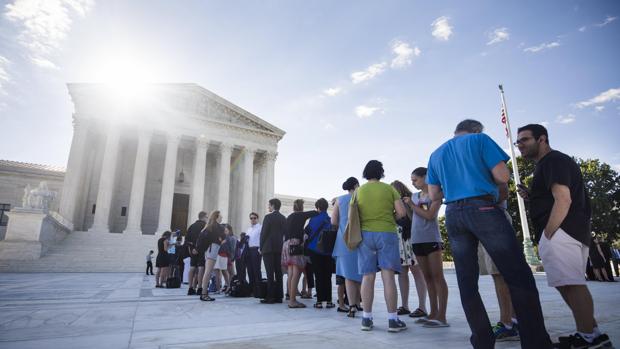 Decenas de personas hacen cola frente a la Corte Suprema en Washington