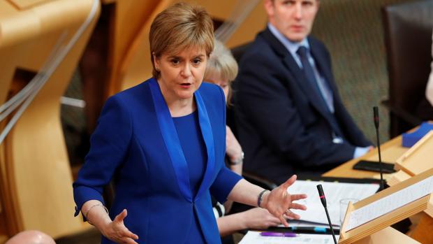 La primera ministra escocesa, Nicola Sturgeon, comparece en el Parlamento en Edimburgo el 27 de junio
