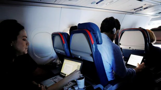 Pasajeros de un vuelo que sale del JFK de Nueva York haciendo uso de sus ordenadores