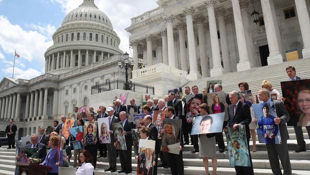 Un grupo de senadores demócratas dan una rueda de prensa frente al Capitolio para informar de los efectos que tendría la reforma sanitaria de Trump