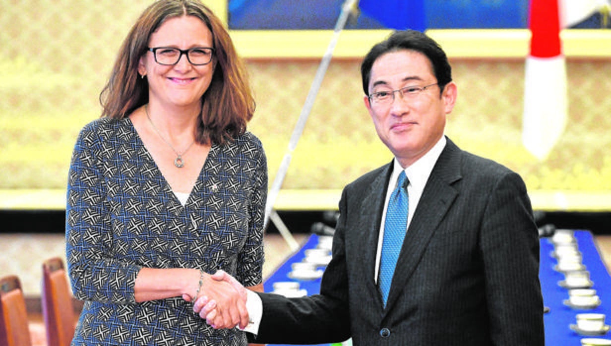 La comisaria de Comercio, Cecilia Malmstrom, saluda ayer al ministro de Exteriores japonés, Fumio Kishida