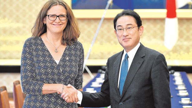 La comisaria de Comercio, Cecilia Malmstrom, saluda ayer al ministro de Exteriores japonés, Fumio Kishida