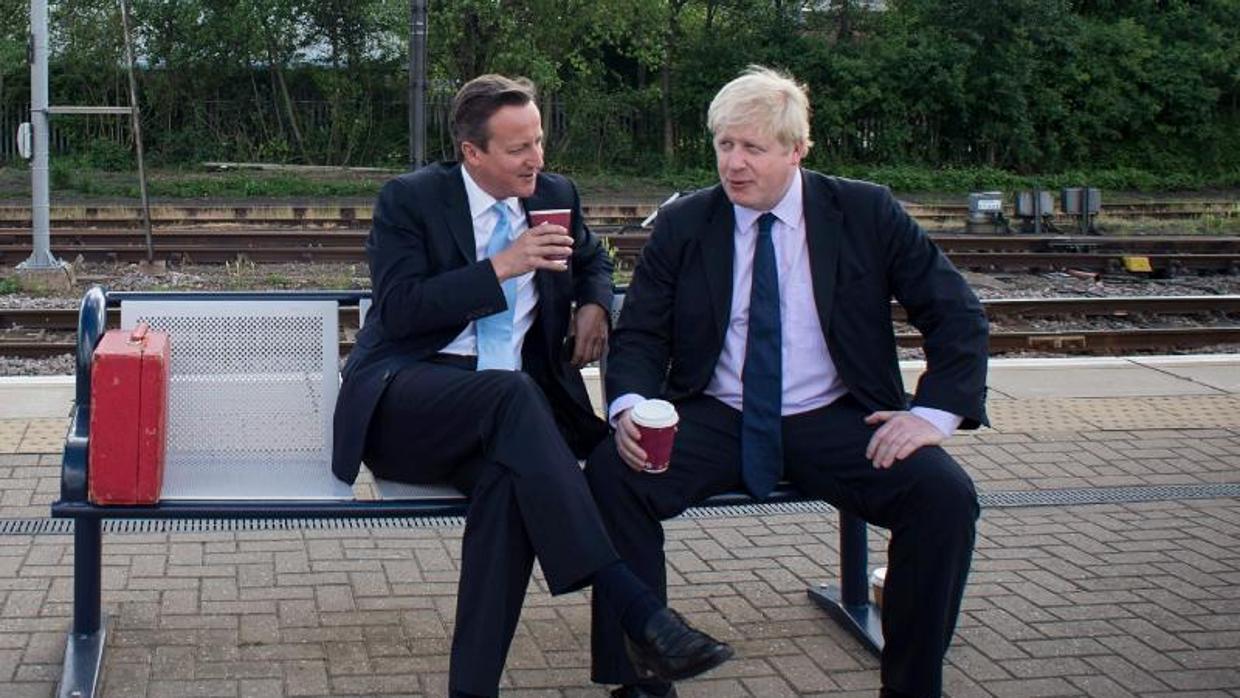 David Cameron y Boris Johnson, cuando eran primer ministro y alcalde de Londres, respectivamente, en la estación de Newark en mayo de 2014