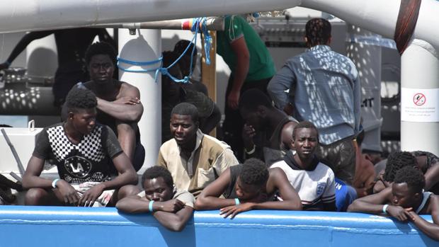 Inmigrantes rescatados en la costa libia son desembarcados en Catania