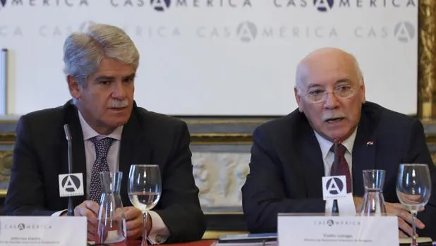 El ministro de Exteriores español, Alfonso Dastis y su homólogo paraguayo, Eladio Loizaga, en Casa de América