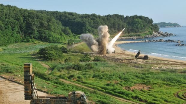 Un misil durante el ejercicio conjunto de capacidad de lanzamiento de precisión entre Corea del Sur y Estados Unidos