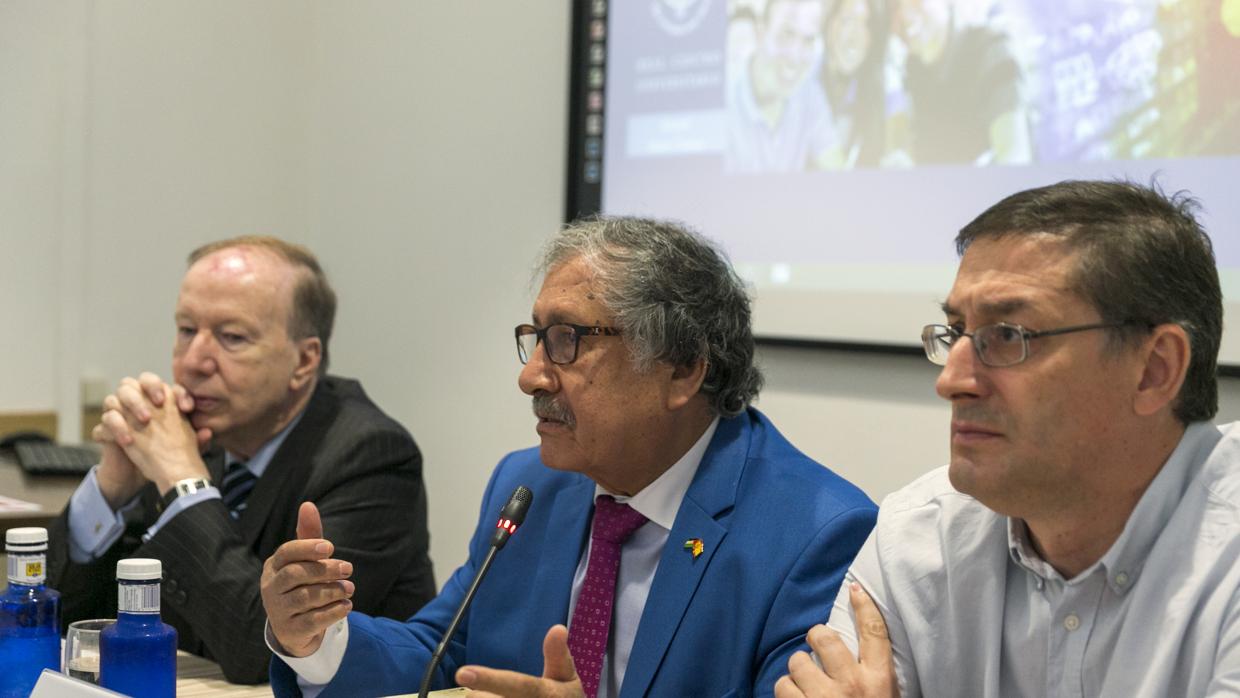 Musa Amer Odeh, en el centro, durante su intervención el los cursos de verano de la Universidad Complutense en El Escorial