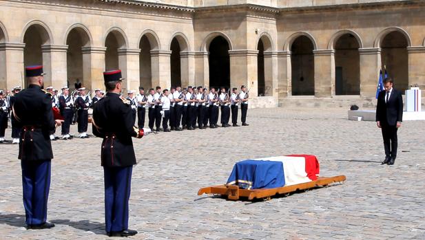 El presidente francés, Emmanuel Macron, presenta sus respetos la exministra Simone Veil, fallecida el pasado 30 de junio