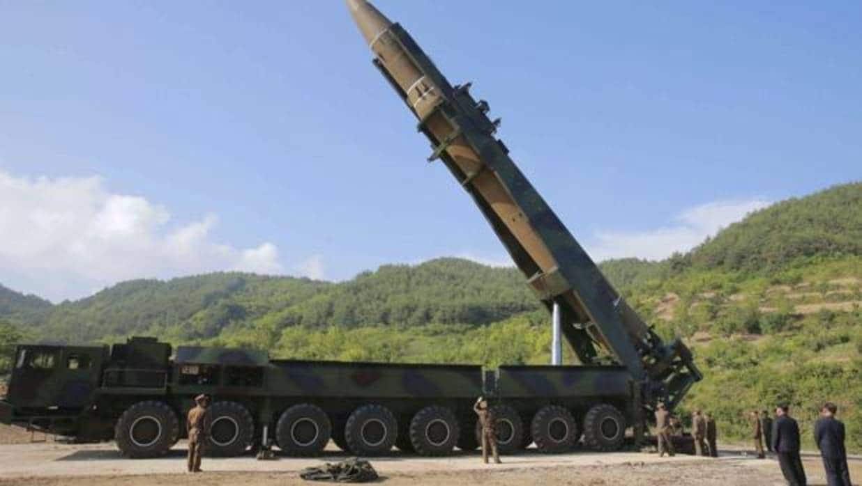 El cohete balístico intercontinental norcoreano Hwansong-14, preparado para un lanzamiento de prueba