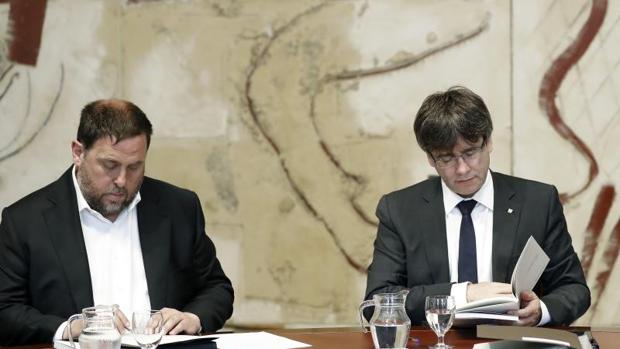 El vicepresidente de la Generalitat, Oriol Junqueras, y el presidente de la Generalitat de Cataluña, Carles Puigdemont