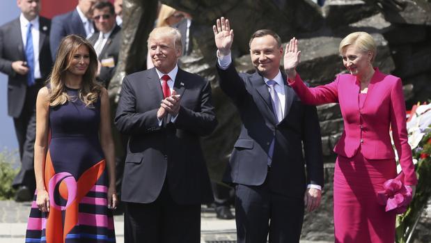 El presidente estadounidense, Donald J. Trump, su esposa, Melania Trump; el presidente polaco, Andrzej Duda, y su esposa, Agata Kornhauser-Duda, saludan al público durante su visita a la plaza Krasinski de Varsovia