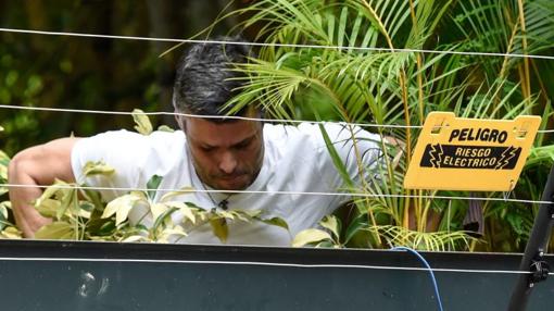 Leopoldo López ha escalado hasta lo alto de su verja para saludar a sus simpatizantes