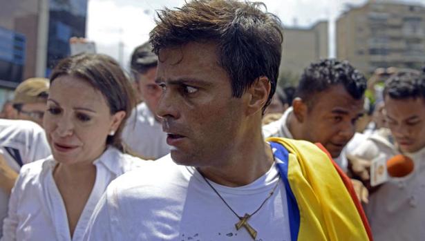 Leopoldo López sale de prisión y pasa a estar bajo arresto domiciliario