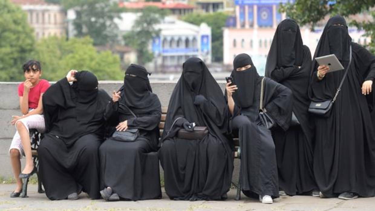 Un grupo de mujeres con niqab