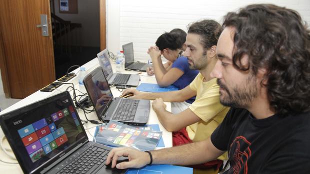 Un grupo de programadores, durante una prueba en 2012