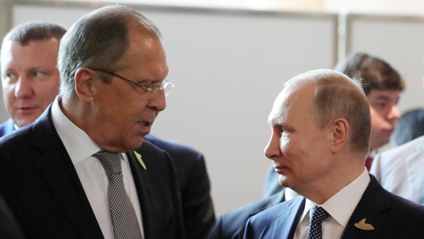 El ministro de Exteriores ruso, Serguéi Lavro, junto a Vladímir Putin durante el G-20