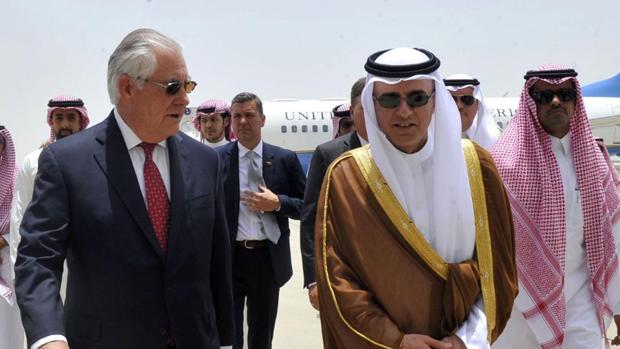 El jefe de la diplomacia saudí, Adel al Yubeir, recibió a Rex Tillerson en Yeda
