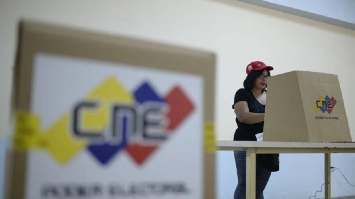 Una seguidora del régimen de Maduro vota en el ensayo electoral organizado por el CNE