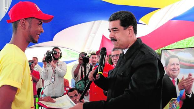 Maduro replica con un simulacro de voto de la Constituyente