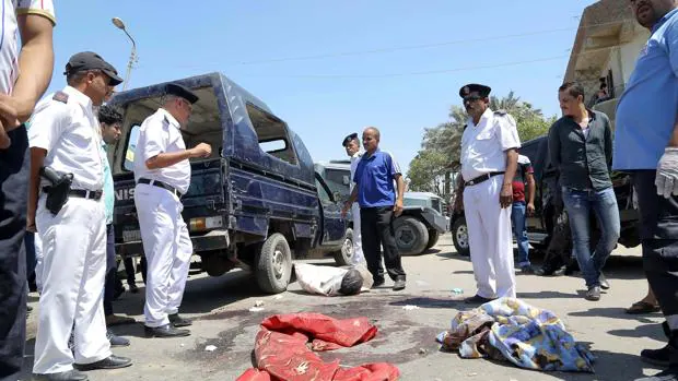 Varios policías inspeccionan la escena de un ataque terrorista en Al Badrashín (Egipto)