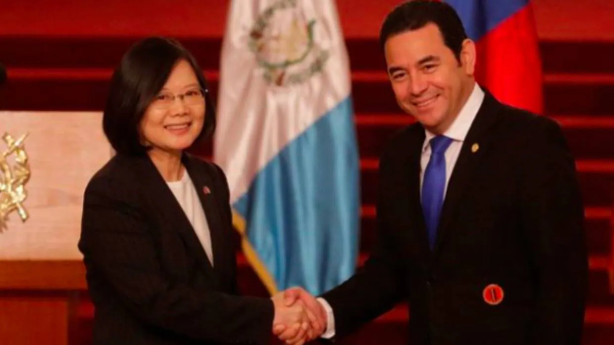 La presidenta de Taiwán, Tsa Ing'wen, con el presidente guatemalteco, Jimmy Morales, a comienzos de año