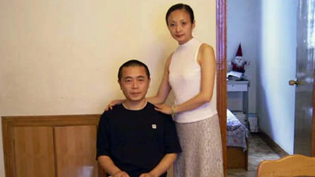 El disidente chino Huang Qi y su esposa, Zeng Li, en su casa de Chengdu, en la provincia suroccidental de Sichuan
