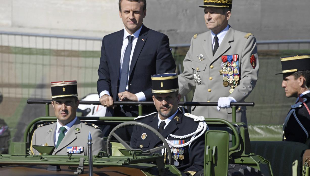 El jefe del Estado Mayor del Ejército francés, Pierre de Villiers y Emmanuel Macron