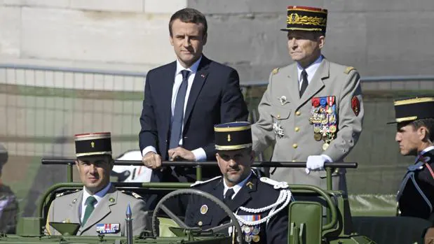 El jefe del Estado Mayor del Ejército francés, Pierre de Villiers y Emmanuel Macron