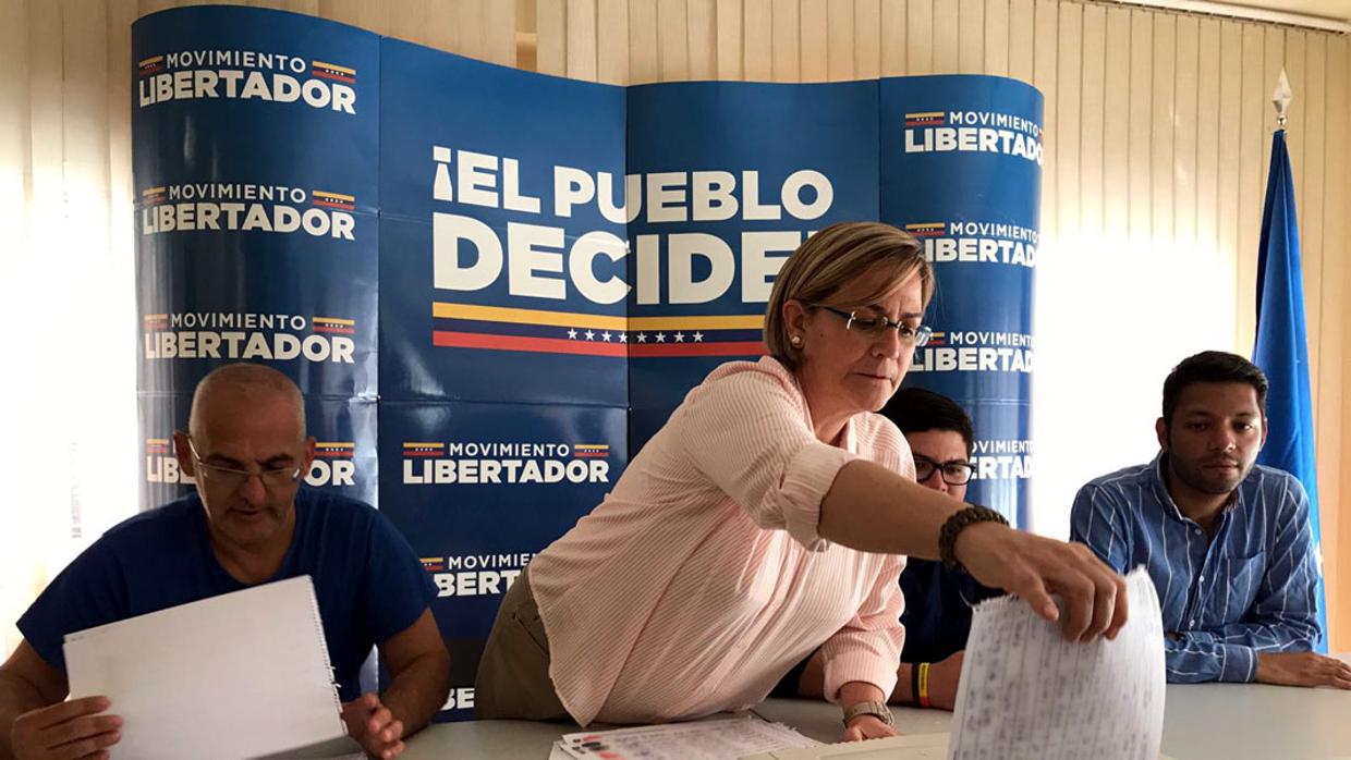 Voluntarios de Unidad Madrid trituran las hojas de votación