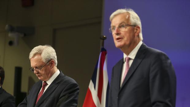 El ministro británico para la salida del Reino Unido de la UE, David Davis, y el negociador comunitario, Michel Barnier